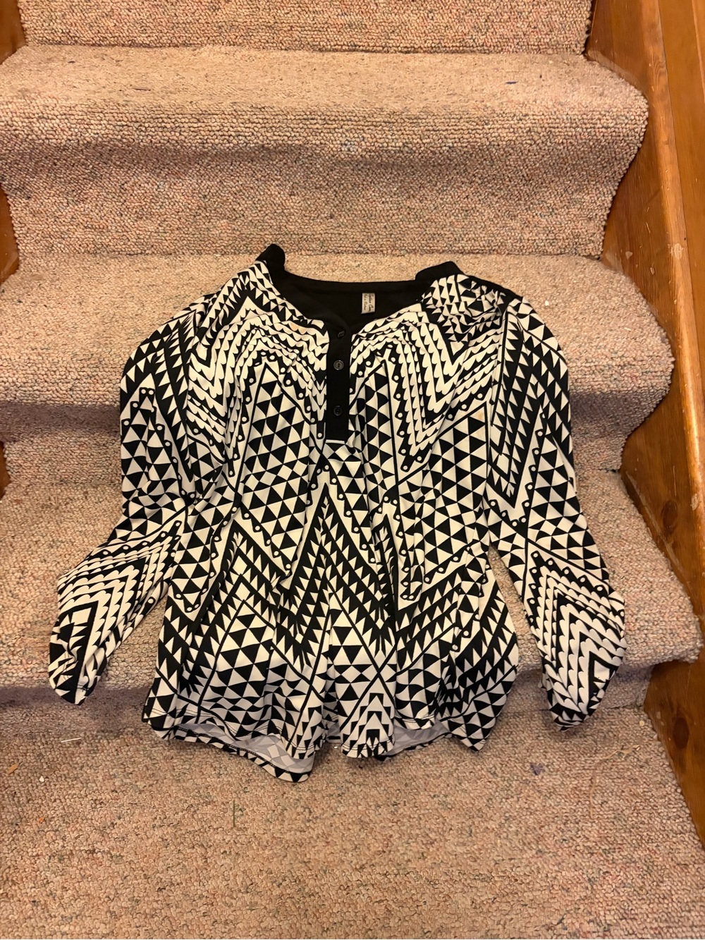 Black & White Geometric Henley Top - Women